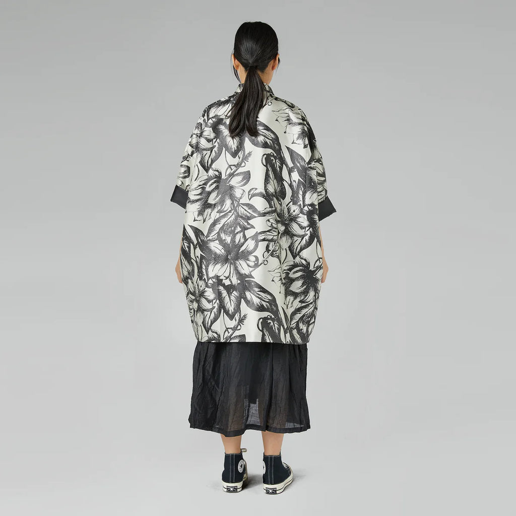 PERŁOWA KURTKA KIMONO Z KWIATAMI WENDY TRENDY