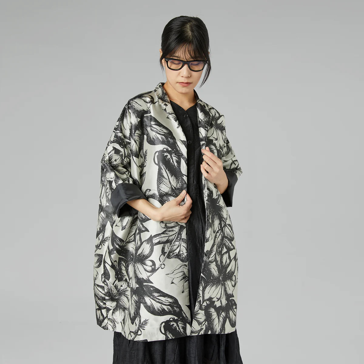 PERŁOWA KURTKA KIMONO Z KWIATAMI WENDY TRENDY